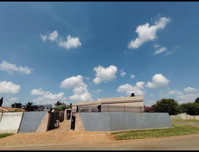 8 BEDROOM HOUSE FOR SALE IN LENASIA SOUTH